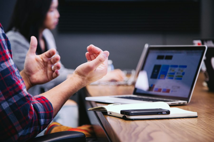Personas colaborando en una sesion de trabajo